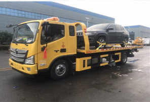 河南开封拖车救援:车辆在高速上故障时如何选择合适的拖车服务 河南开封拖车救援